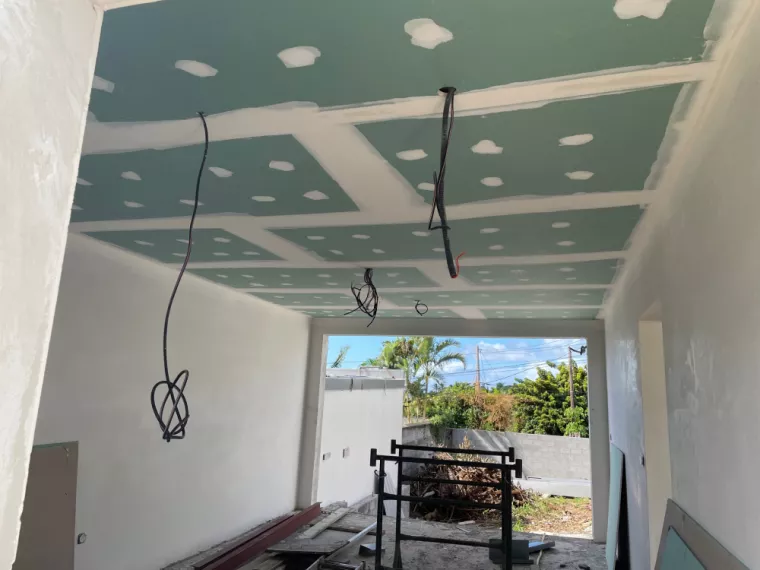 Professionnel pour faire la peinture d'une maison en rénovation près de Sainte-Suzanne, Sainte-Suzanne, HMCB